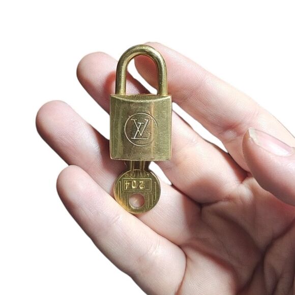 VINTAGE Louis Vuitton Lock & Key (# 204) on a Vintage Gold-tone Chain - Picture 6 of 15